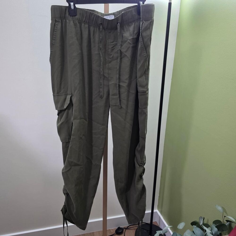 Sofia-b Women's Khaki and Green Trousers